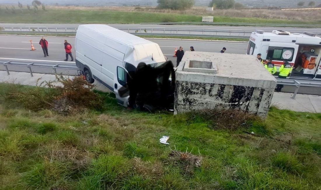 Balıkesir’de trafik kazası: 2 ölü, 1 yaralı Balıkesir’de minibüsün yol kenarında bulunan beton bloğuna çarptığı kazada 2