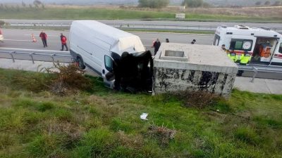 Balıkesir’de minibüsün yol kenarında bulunan beton bloğuna çarptığı kazada 2