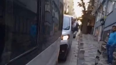 Paşabayır Mahallesi’nde 2 sürücü arasında yaşanan park tartışması kavgaya dönüştü.