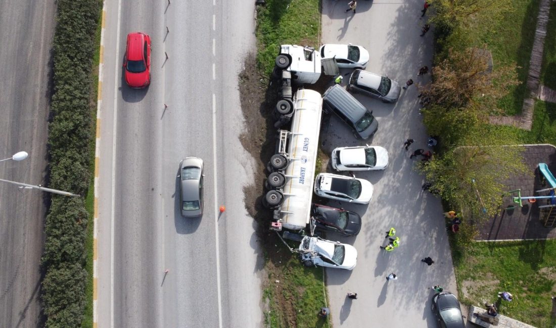 Balıkesir’de yağ tankeri devrildi, 7 araç hasar gördü Susurluk-Balıkesir yolu Değirmenboğazı mevkiinde ayçiçeği yağı dolu tanker direksiyon hakimiyetinin