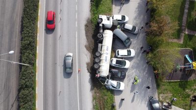 Susurluk-Balıkesir yolu Değirmenboğazı mevkiinde ayçiçeği yağı dolu tanker direksiyon hakimiyetinin