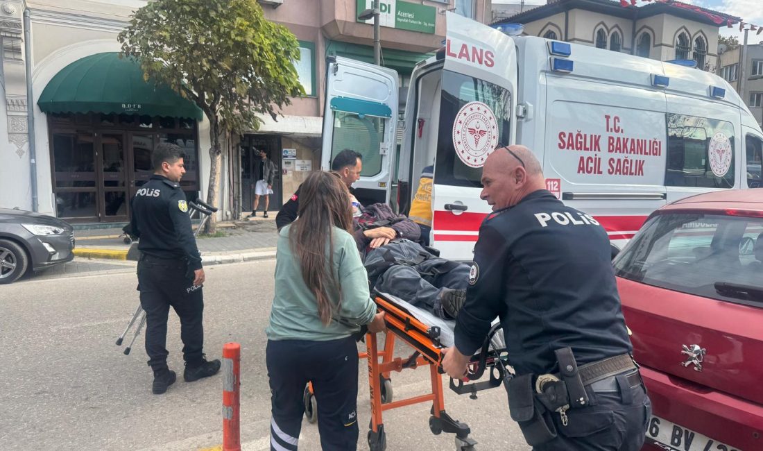 Bandırma’da yaşlı adam fenalaşarak hastaneye kaldırıldı Cumhuriyet Caddesi üzerinde yürüyen bir vatandaş, aniden fenalaşarak yere yığıldı.