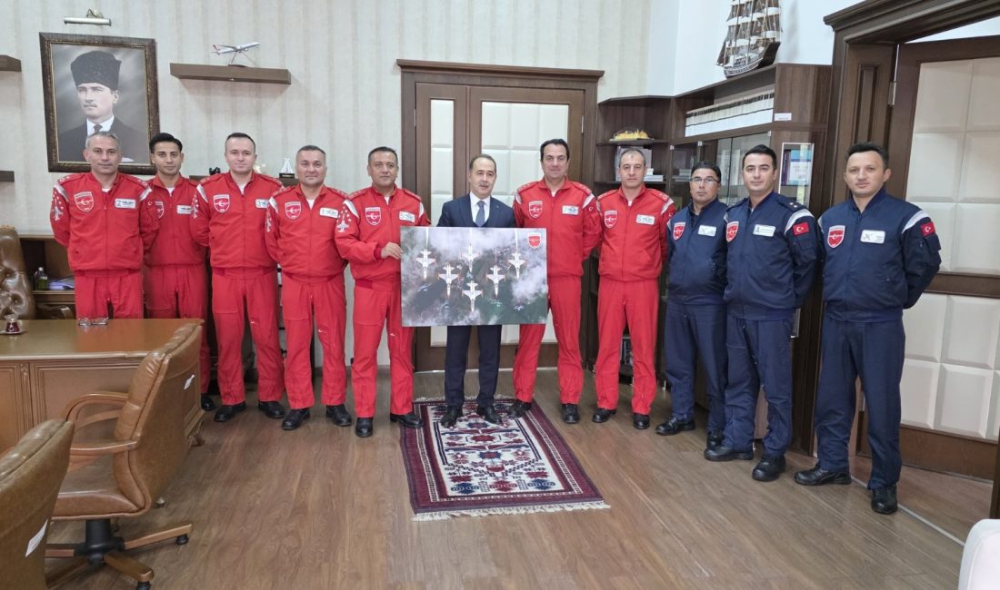 Türk Yıldızları’ndan Kaymakam Aksakal’a ziyaret Bandırma’da gerçekleştirdikleri gösteriyle vatandaşlardan büyük alkış alan Türk Yıldızları, Bandırma