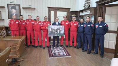 Bandırma’da gerçekleştirdikleri gösteriyle vatandaşlardan büyük alkış alan Türk Yıldızları, Bandırma