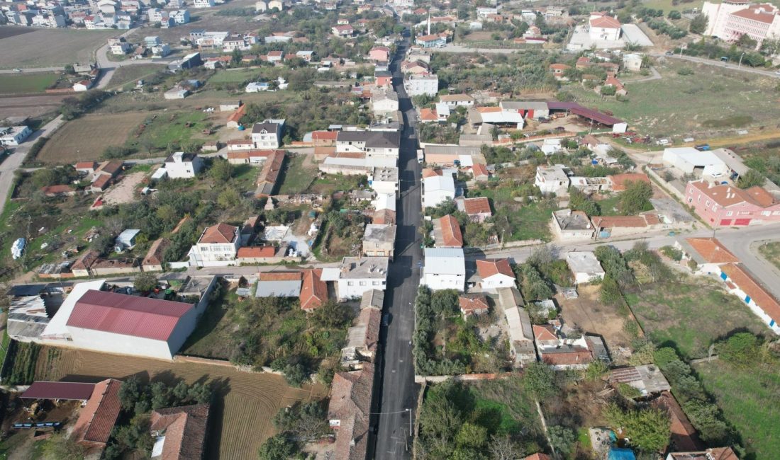 Bandırma Belediyesi’nden yol, parke ve çevre düzenleme atağı Bandırma Belediye ekipleri, mahallelerde eş zamanlı olarak parke, asfalt ve