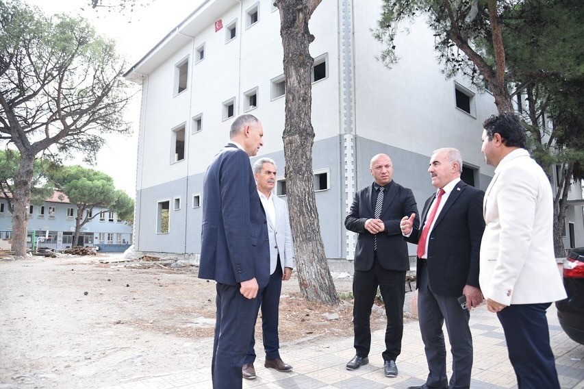 Balıkesir İl Millî Eğitim Müdürü Murat Demir ve beraberindeki heyet,
