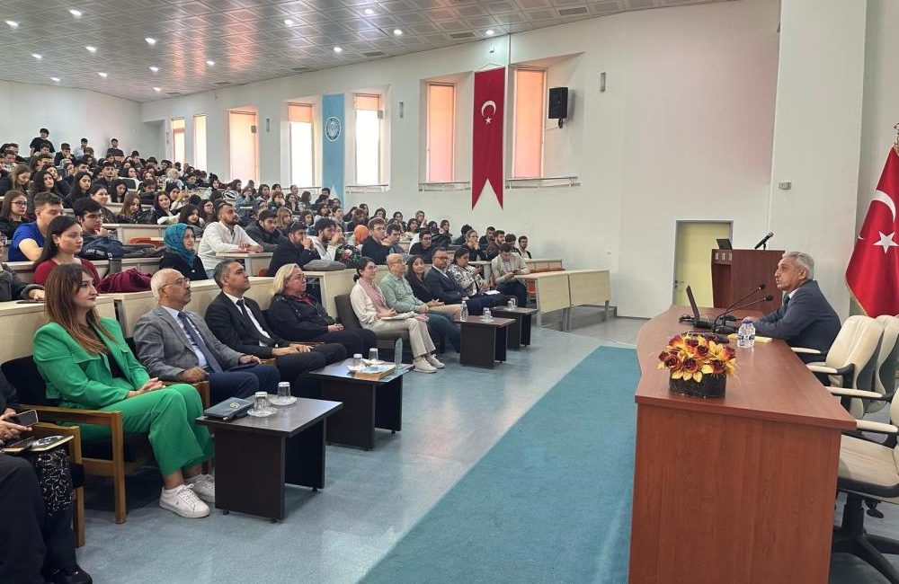 Balıkesir’de Fen-Edebiyat Fakültesi tarafından Tarih Bölümü Başkanı Prof. Dr. Kenan