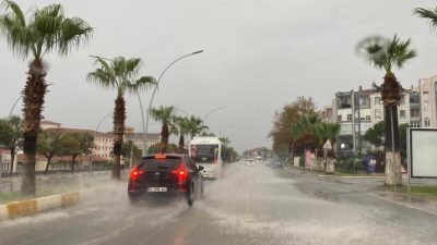 Türkiye’nin batı bölgelerindeki sağanak yağış, Balıkesir’in Ayvalık ilçesinde de hayatı