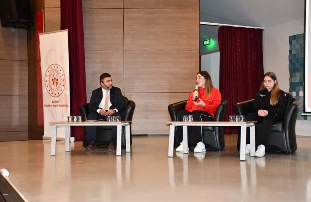 Zirvedeki sporcular öğrenciler ile buluştu Amatör Spor Haftası kapsamında, düzenlenen “Zirvedeki Sporcu Buluşmaları” söyleşi programı,