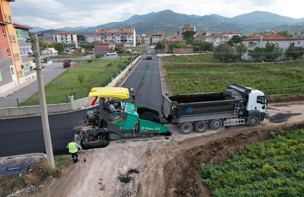 Büyükşehir Belediyesi’nden Sındırgı’da yoğun asfalt mesaisi Balıkesir Büyükşehir Belediyesi, il genelinde başlattığı ulaşım yatırımları kapsamında Sındırgı