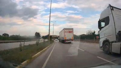 Bandırma-Gönen yolunda, EVO Log firmasına ait 34 plakalı tır hatalı