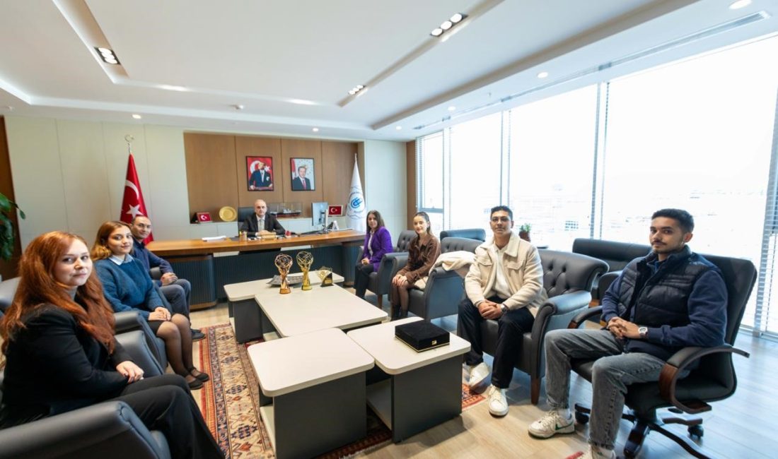 Boz, TRT ödüllü öğrencilerle buluştu TRT Geleceğin İletişimcileri Yarışması’nda ödül alan öğrenciler, Rektör Prof. Dr.