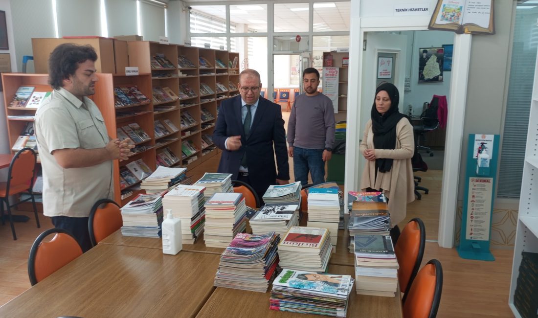 Kaymakam Gülen’den kütüphane ziyareti Susurluk Kaymakamı Turgut Gülen, İlçe Halk Kütüphanesi Müdürlüğü’nü ziyaret ederek