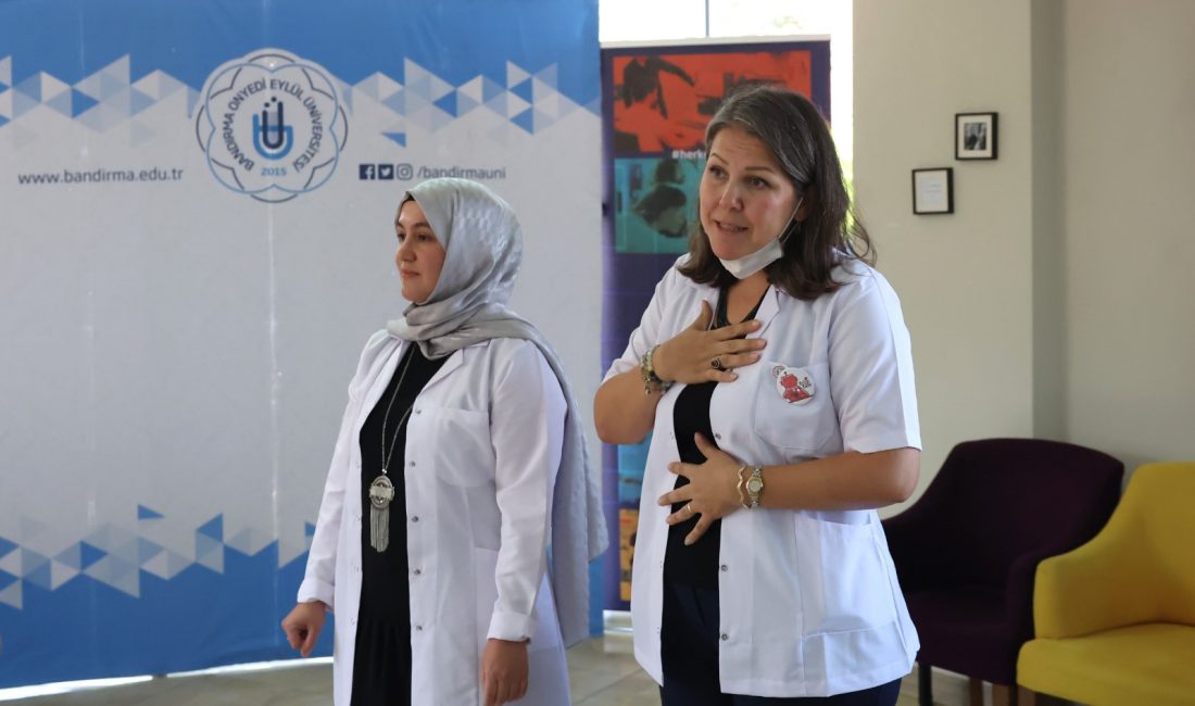 Bandırma’da yaşlılara nefes ve egzersiz uygulamaları yapıldı Bilim İletişimi Ofisi, yaşlı bireyler için özel bir program düzenledi.