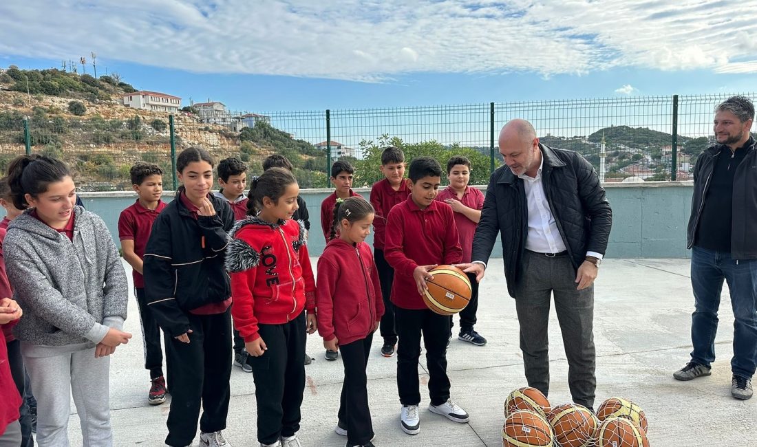 Aydın Dinçer, Marmara Adalar’daki okulları ziyaret ederek öğrencilere spor malzemeleri