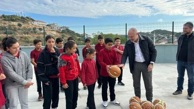 Aydın Dinçer, Marmara Adalar’daki okulları ziyaret ederek öğrencilere spor malzemeleri