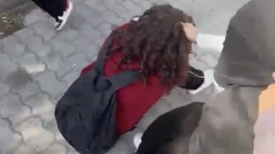 Balıkesir’de okul çevresinde kız öğrenciler arasındaki kavga kameraya yansıdı. Bir