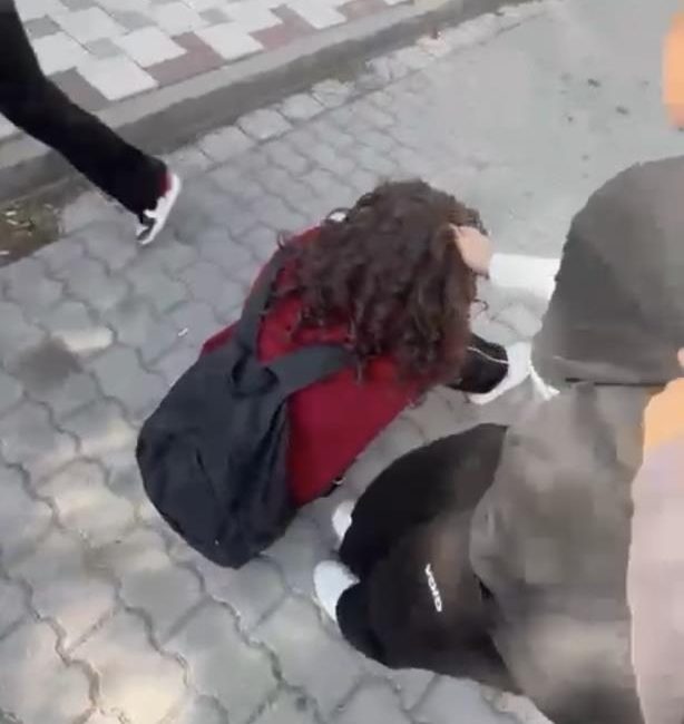Balıkesir’de okul yakınında kız öğrencilerin kavgası kameraya yansıdı Balıkesir’de okul çevresinde kız öğrenciler arasındaki kavga kameraya yansıdı. Bir