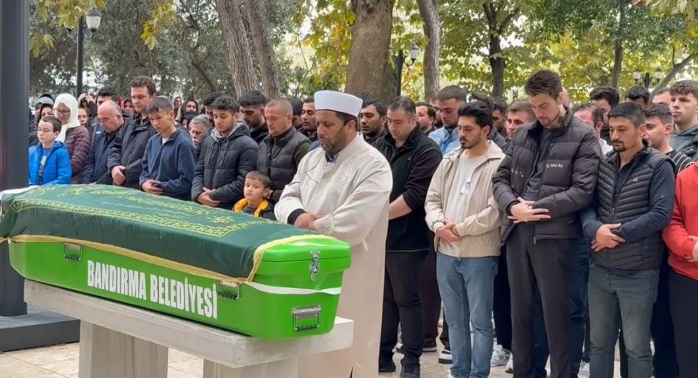 Antrenmanda kalp krizi geçirip hayatını kaybeden kaleci toprağa verildi Bandırma’da 1. Amatör Küme ekiplerinden Sanayispor’un kalecisi Oğuzhan Kamacı (28),
