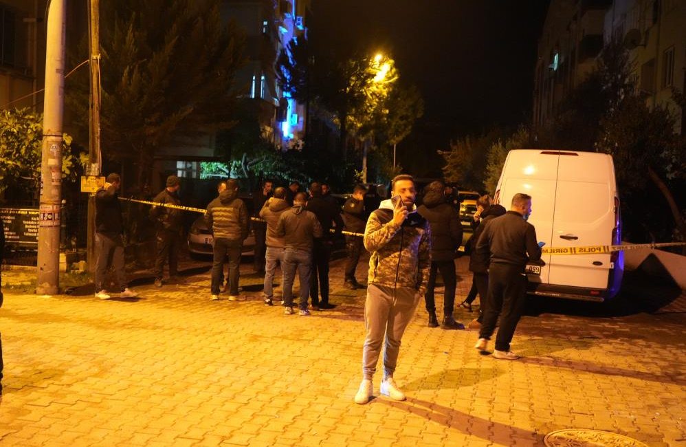 Balıkesir’de evinde silahla vurulmuş erkek cesedi bulundu İkizçay Mahallesi’nde bir evin giriş kapısında kan lekelerinin görülmesi üzerine