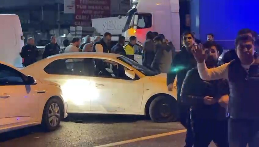 3 kişiyi öldüren, 2’si polis 7 kişiyi yaralayan Mustafa Emlik’in Uzman Çavuş Kemal Ekri’yi vurma anı Edremit’te cezaevi firarisi Mustafa Emlik tarafından öldürülen Uzman Çavuş Kemal