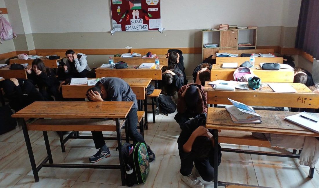 Bandırma’daki tüm okullarda eş zamanlı deprem tatbikatı Afet ve Dayanıklılık Ayı çerçevesinde Bandırma’daki okullarda gerçekleştirilen deprem tatbikatında