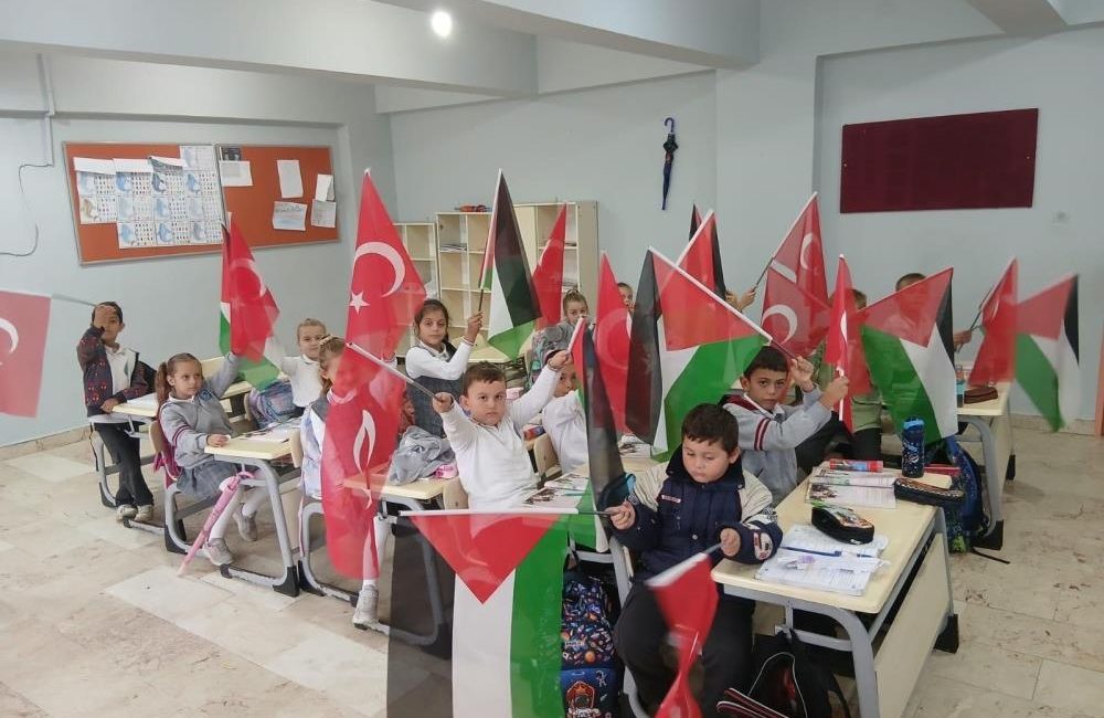 Balıkesir okullarında öğrencilerden Filistin’e destek Balıkesir’deki okullarda eş zamanlı olarak Filistin ve Gazze temalı farkındalık