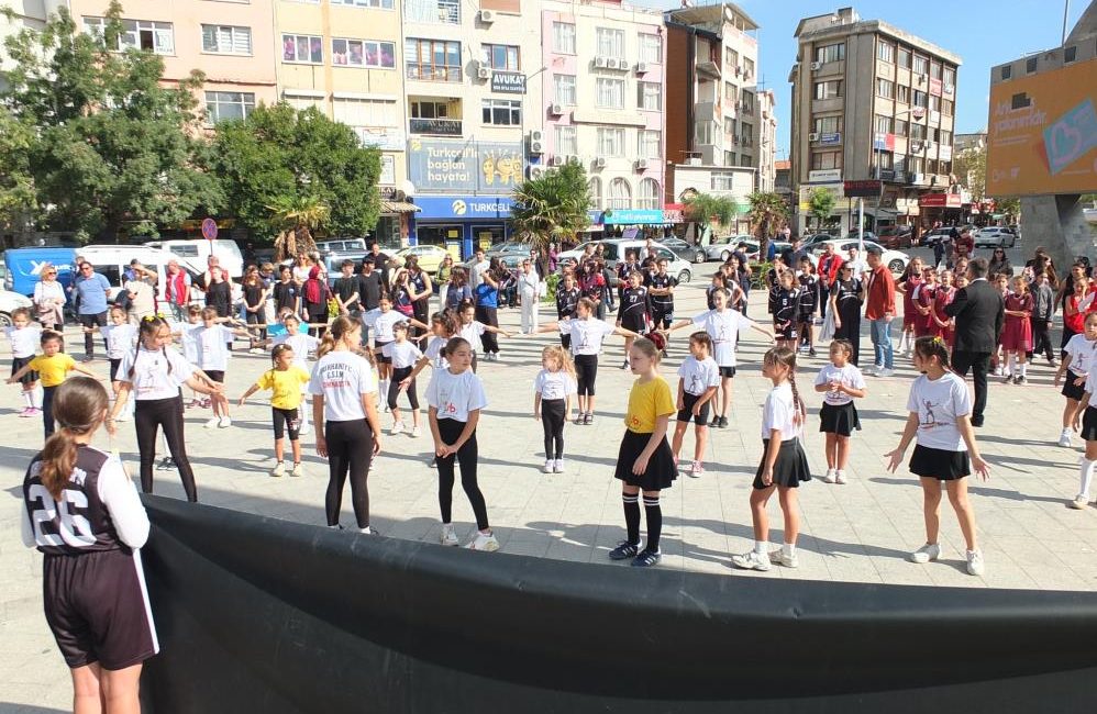 Amatör Spor Haftası törenle başladı Burhaniye’de İlçe Gençlik ve Spor Müdürlüğü öncülüğünde düzenlenen Amatör Spor