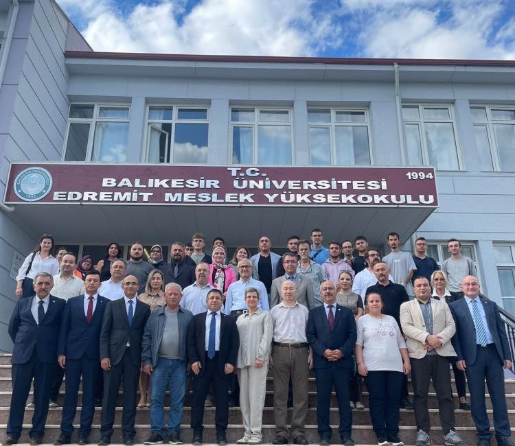Edremit Meslek Yüksekokulu’nda “Efe Berk Sakin Bilgisayar Laboratuvarı” açıldı Balıkesir Üniversitesi Edremit Meslek Yüksekokulu’nda, genç yaşta hayatını kaybeden Efe