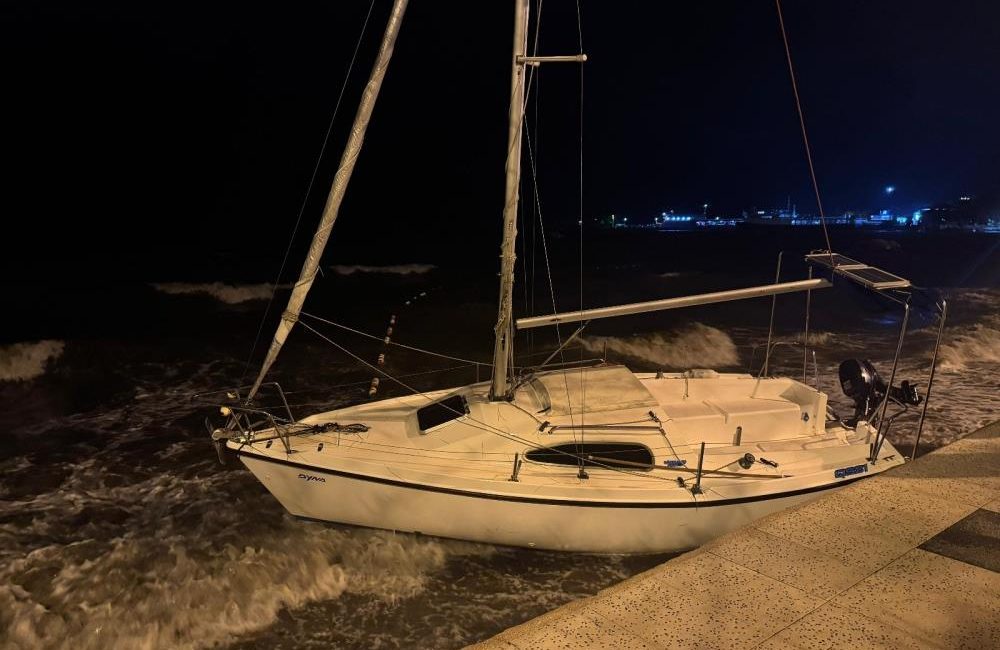 Erdek’te şiddetli lodos etkili oldu. Çok sayıda tekne dalgaların arasında