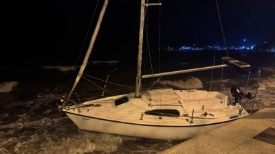Erdek’te şiddetli lodos etkili oldu. Çok sayıda tekne dalgaların arasında