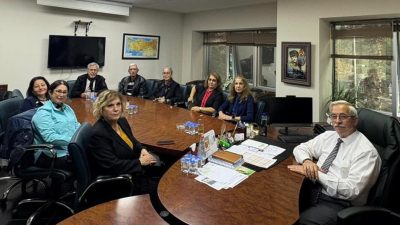 Atatürkçü Düşünce Derneği Erdek Şube Başkanı Ayten Özokan ve yönetim