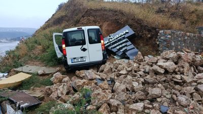 Erdek’te yağış nedeniyle kayganlaşan yolda kontrolden çıkan aracın duvara çarptığı
