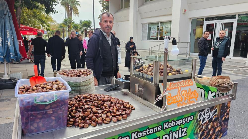 Kestane tezgahlarda yerini aldı Bandırma’da soğuk havaların habercisi kestane sezonu başladı. Hasadın ardından kestane