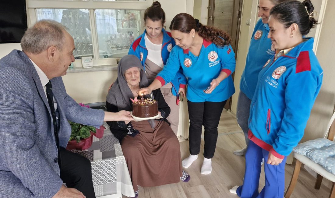 Kaymakam Göç’ten Yaşlılar Günü ziyareti Erdek Kaymakamı Hasan Göç, Müesser İbiş, Fikriye Kaptan ve Nimet