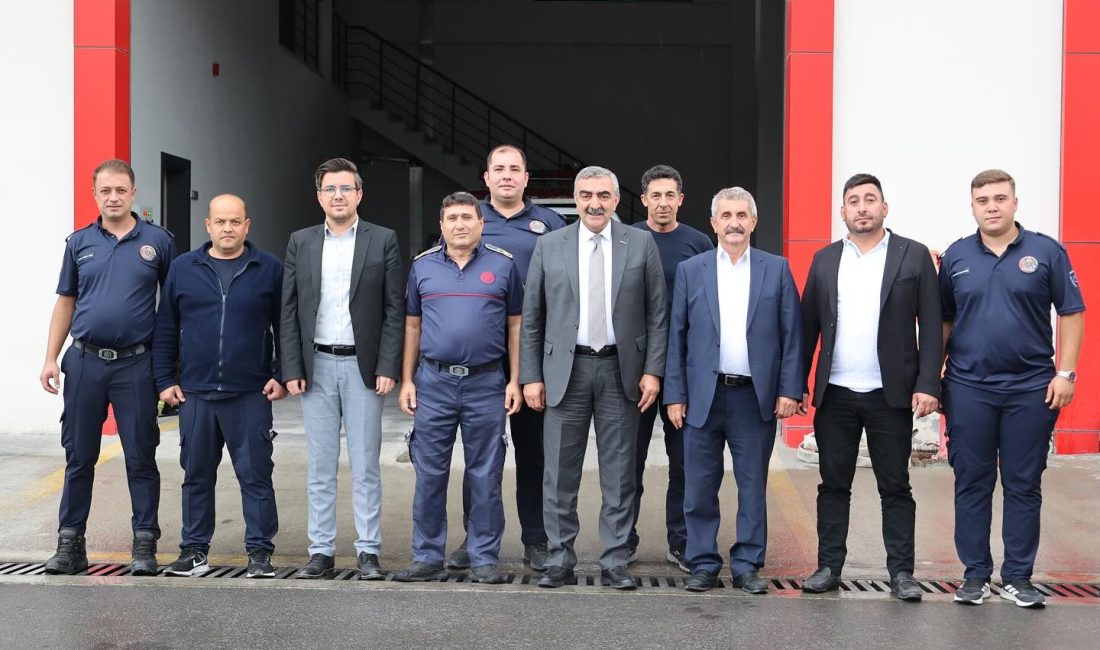 Başkan Gaga’dan İtfaiyecilere anlamlı ziyaret Balya Belediye Başkanı Orhan Gaga ve ekibi, İtfaiyeciler Haftası dolayısıyla