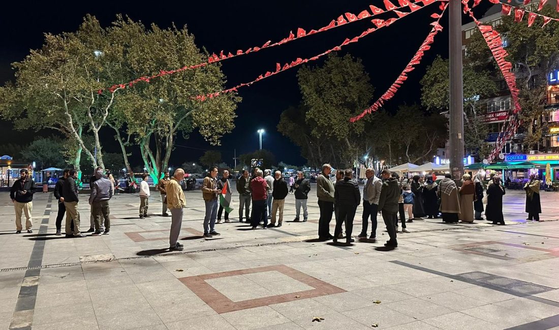 Bandırma’dan Gazze’ye destek Bandırma’da, insani yardım gemilerine yapılan saldırı Cumhuriyet Meydanı’nda protesto edildi.