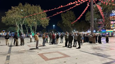 Bandırma’da, insani yardım gemilerine yapılan saldırı Cumhuriyet Meydanı’nda protesto edildi.