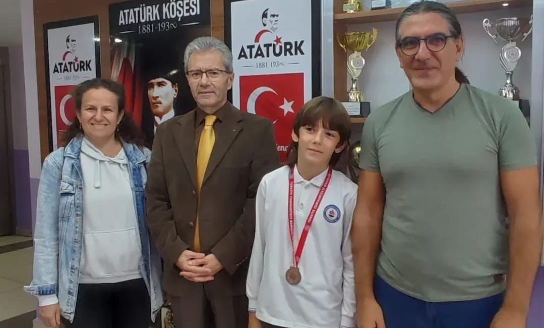 Genç atlet Bandırma birincisi oldu Bandırma’daki ilçe atletizm yarışmasında Cumhuriyet İlkokulu öğrencisi Arif Osman Böğenoğlu