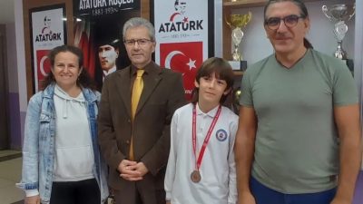 Bandırma’daki ilçe atletizm yarışmasında Cumhuriyet İlkokulu öğrencisi Arif Osman Böğenoğlu