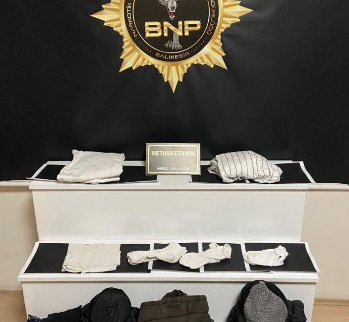 Balıkesir’de narkotik ekiplerinin düzenlediği operasyonda, kıyafetlere emdirilmiş 3 kilo 742