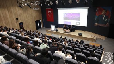 Bandırma Onyedi Eylül Üniversitesi’nde düzenlenen Birim Kalite Temsilcileri Toplantısı’nda öğrenciler,
