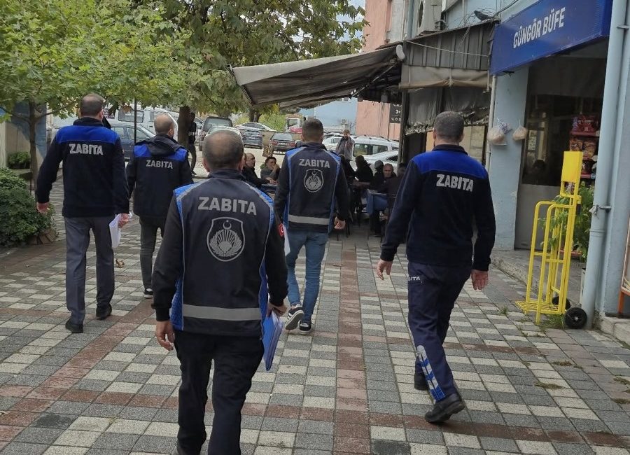 Manyas Belediyesi zabıta ekipleri, ilçe genelindeki işletmelerde hijyen ve kaldırım