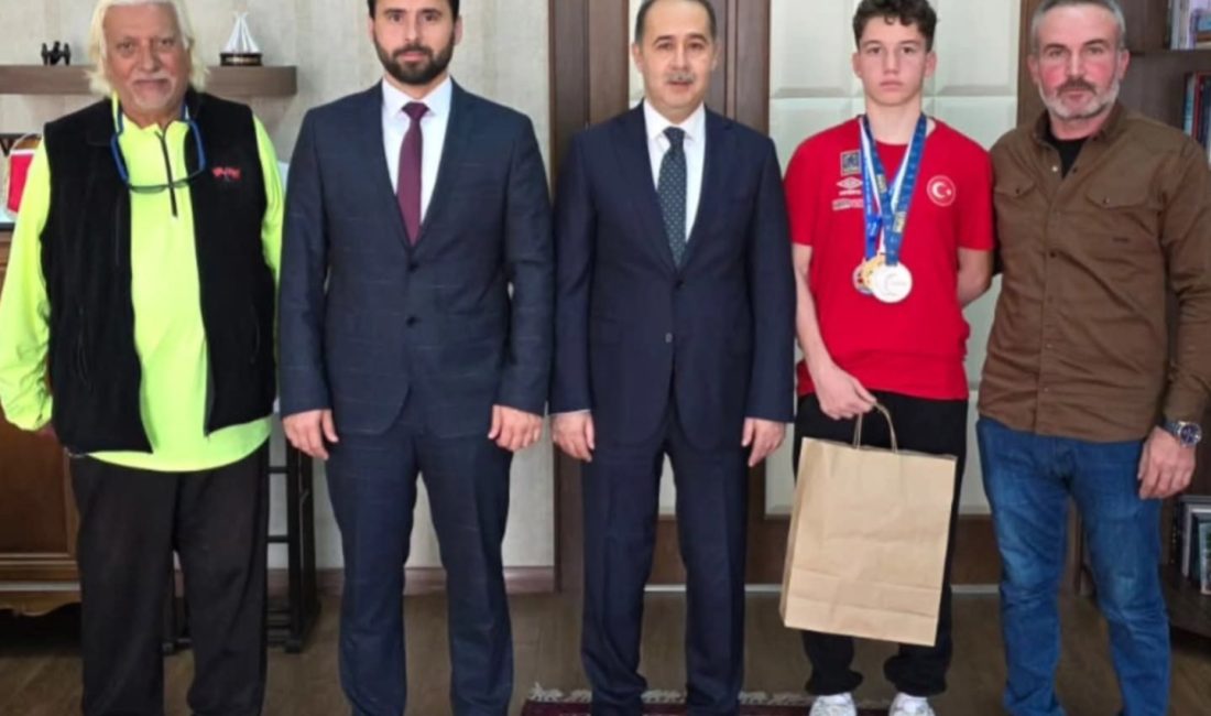 Genç Sporcu Kül, başarılarıyla Bandırma’ya gurur yaşattı Modern Pentatlon branşında ülkemizi temsil eden Bandırmalı sporcu Seyit Ahmet