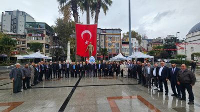 Bandırma’da 19 Ekim Muhtarlar Günü dolayısıyla Cumhuriyet Meydanı’nda düzenlenen törene,