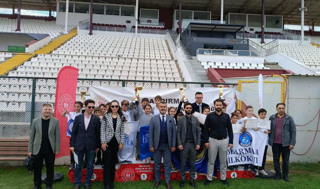 Cumhuriyet’in 102‘nci yılı satranç turnuvasıyla kutlandı Bandırma’da Cumhuriyet Bayramı etkinlikleri kapsamında düzenlenen satranç turnuvası, gençlerin zekâsını