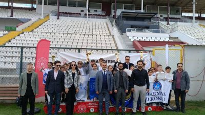 Bandırma’da Cumhuriyet Bayramı etkinlikleri kapsamında düzenlenen satranç turnuvası, gençlerin zekâsını