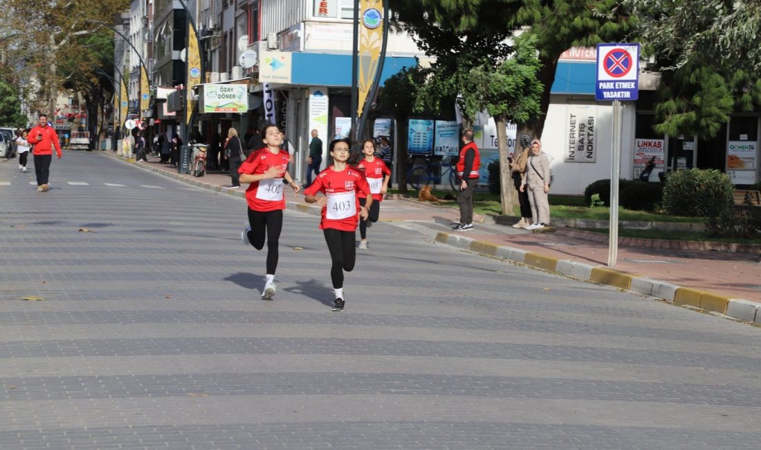 Gönen’de Cumhuriyet Koşusu Heyecanı 29 Ekim Cumhuriyet Bayramı kapsamında düzenlenen Cumhuriyet Koşusu, genç sporcuların