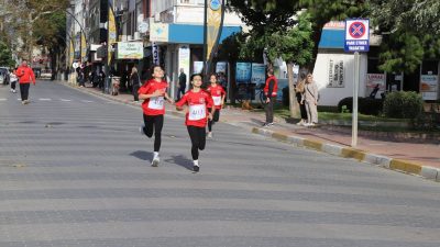 29 Ekim Cumhuriyet Bayramı kapsamında düzenlenen Cumhuriyet Koşusu, genç sporcuların