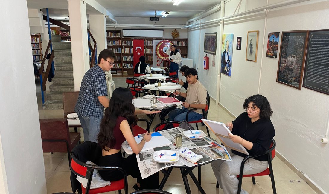 Bandırma’da gençler, Atatürk ve Cumhuriyet için sanatla buluştu Üniversiteli gençler, ADD Bandırma Şubesi’nin etkinliğinde Atatürk ve Cumhuriyet temalı